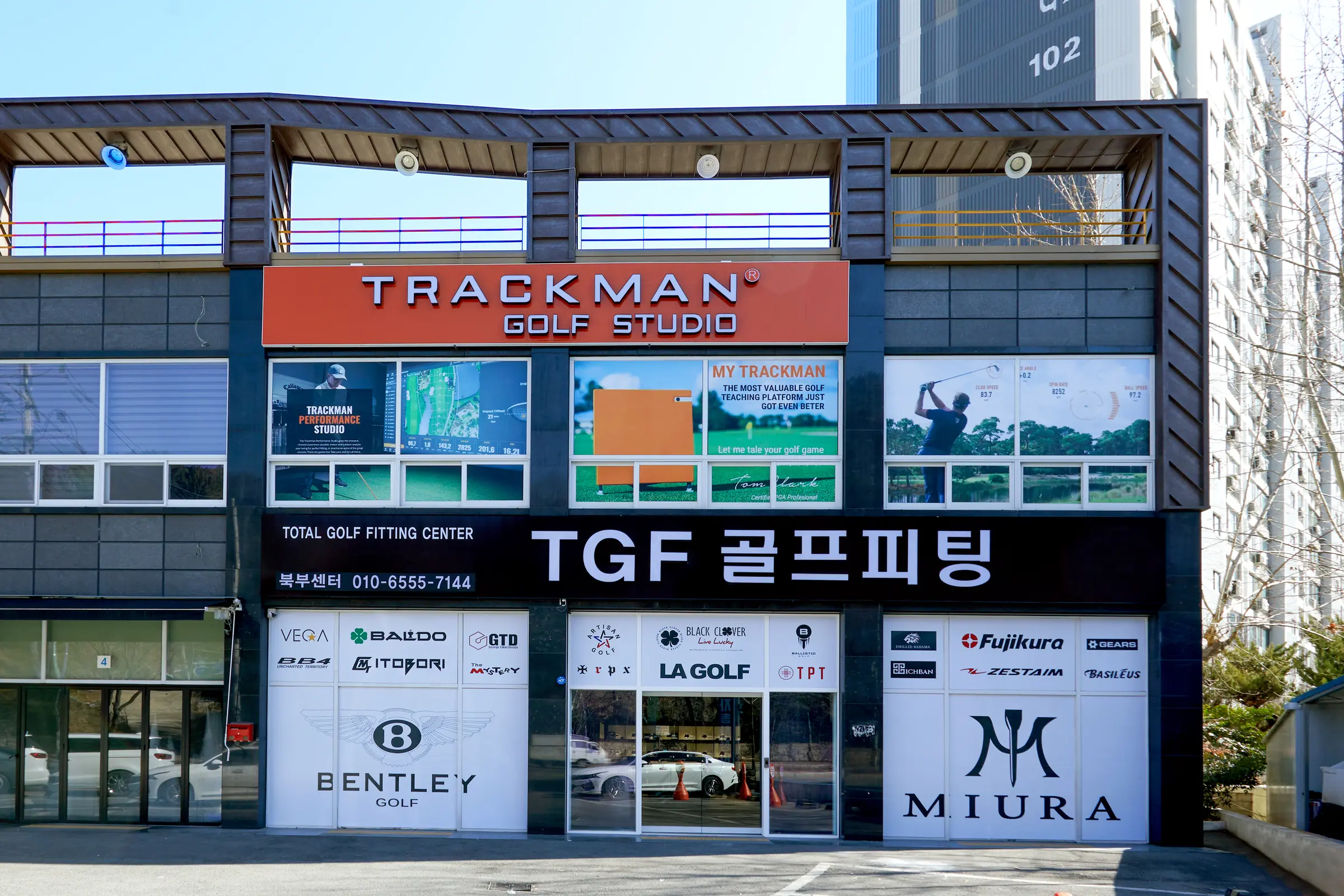 건물 전면에 골프 전문 브랜드를 분명하게 드러낸 외부 파사드